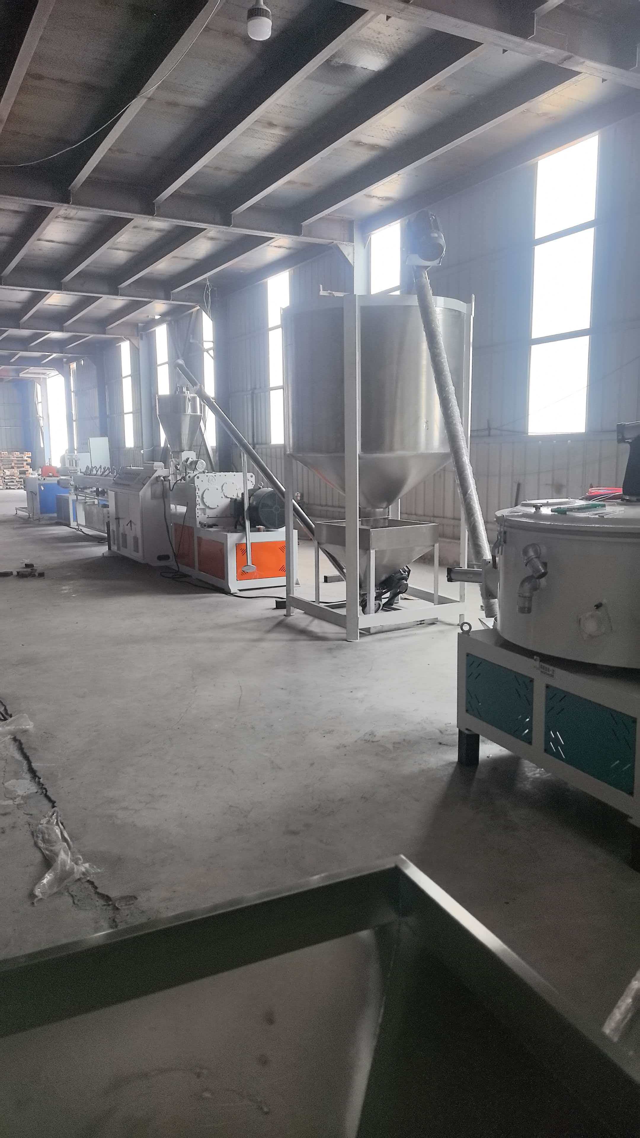 Peralatan penyemperitan tiub teras PVC kami (diameter luar 35/38mm) telah berjaya dimasukkan ke dalam pengeluaran dan menerima pujian yang tinggi daripada pelanggan kami.